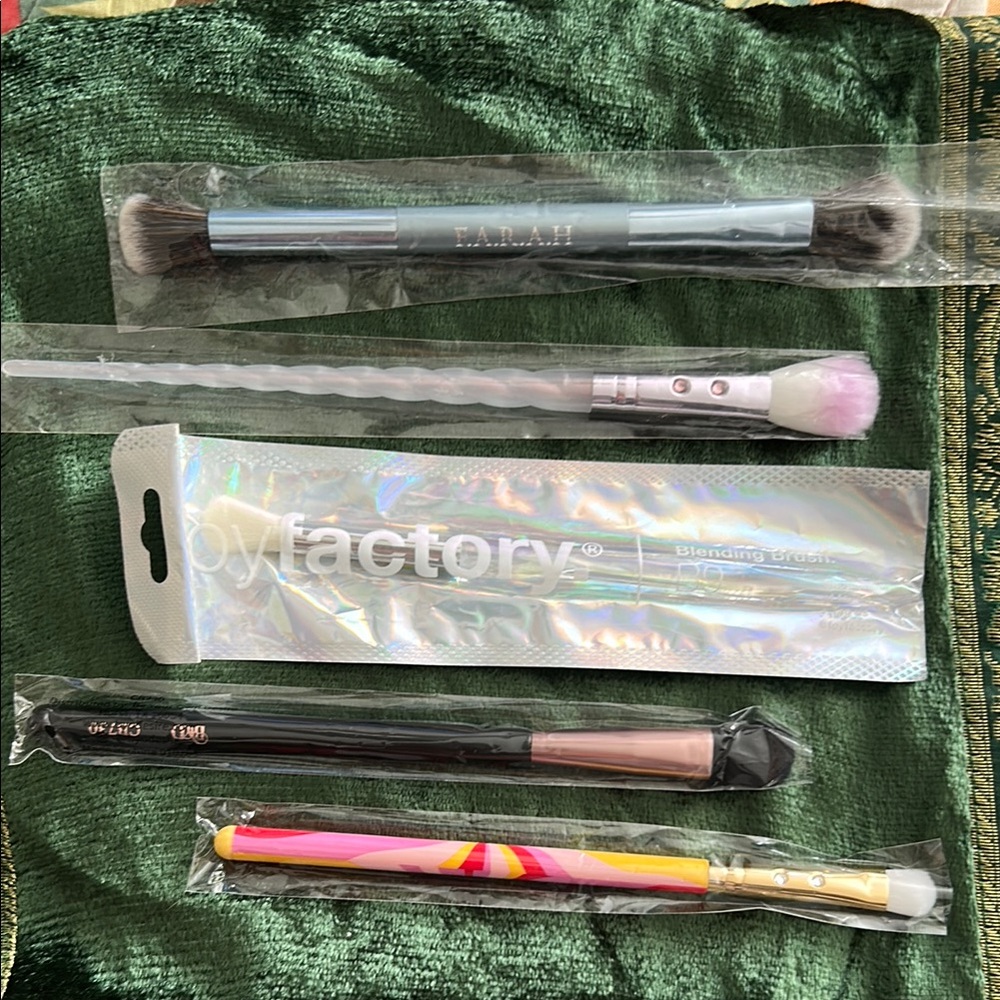 Makeup Brush bundle with Various Designs